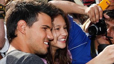 Emoção marca o encontro de Taylor Lautner com os fãs brasileiros da saga Crepúsculo