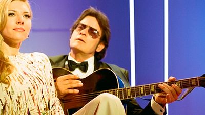 Imagem da notícia Escute Charlie Sheen cantando "Águas de março" em seu novo filme