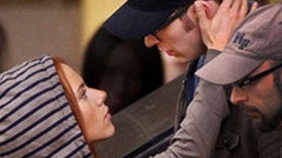 Imagem da notícia Scarlett Johansson beija Chris Evans nos sets de filmagens de Capitão América 2