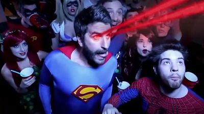 Imagem da notícia "Se Beber, Não Chame o Hulk!" Vídeo legendado imagina a festa dos super-heróis