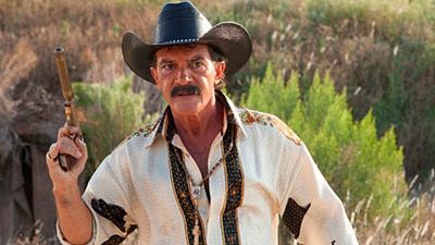 Imagem da notícia Veja Antonio Banderas em nova foto de Machete Mata