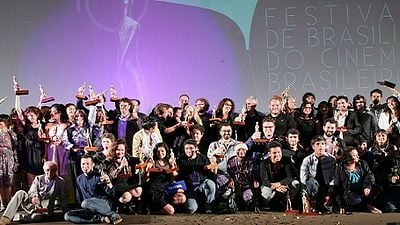 Imagem da notícia Exilados do Vulcão é o grande vencedor do Festival de Brasília 2013