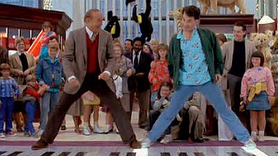 Imagem da notícia Tom Hanks e Sandra Bullock reencenam dança no piano em Quero Ser Grande