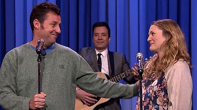 Imagem da notícia Adam Sandler e Drew Barrymore cantam em homenagem às comédias românticas que fizeram juntos