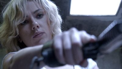Imagem da notícia Scarlett Johansson quebra tudo em primeiro trailer de Lucy