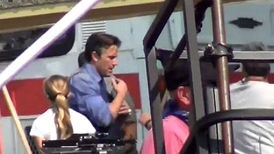 Imagem da notícia Batman v Superman: Vídeos mostram Ben Affleck como Bruce Wayne e revelam cenário de destruição