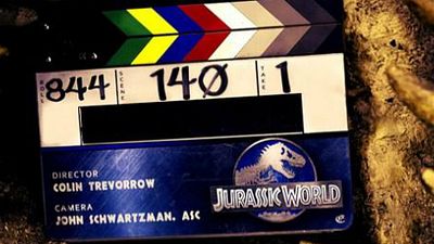 Imagem da notícia Jurassic World: Diretor divulga foto anunciando o fim das filmagens