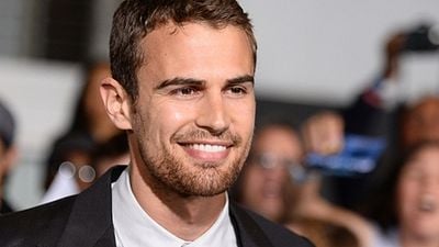 Imagem da notícia Theo James, de Divergente, será o protagonista do quinto filme da franquia Anjos da Noite