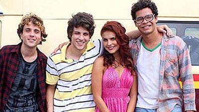 Imagem da notícia Festival de Vitória 2014: Histeria de fãs marca sessão de Lascados, com Chay Suede e Paloma Bernardi