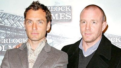 Imagem da notícia Jude Law negocia para ser o vilão do Rei Arthur de Guy Ritchie