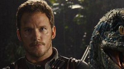 Imagem da notícia Chris Pratt e seu amigo dinossauro posam para foto de Jurassic World