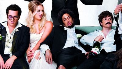 Imagem da notícia Exclusivo: Confira o cartaz nacional da comédia Padrinhos Ltda, com Kaley Cuoco