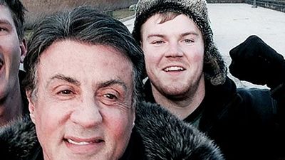 Imagem da notícia Jovens visitam escadaria de cena clássica de Rocky e encontram com Sylvester Stallone