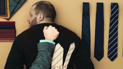 Imagem da notícia Exclusivo: Tutorial “Como ser um Kingsman” ensina o nó de gravata ideal para capturar bandidos