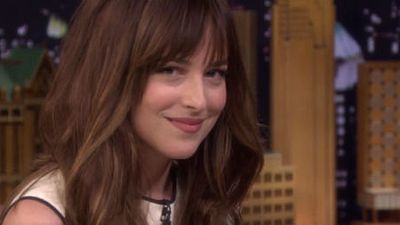 Imagem da notícia Mais que um rostinho bonito: Dakota Johnson, de Cinquenta Tons de Cinza, sensualiza no programa de Jimmy Fallon