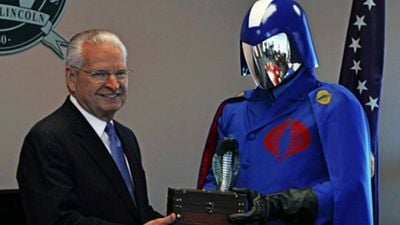 Imagem da notícia Prefeito de Springfield entrega chave da cidade ao Comandante Cobra, vilão dos G.I. Joe
