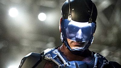 Imagem da notícia Arrow: Imagens do próximo episódio revelam a presença marcante de Ray Palmer como o Elétron