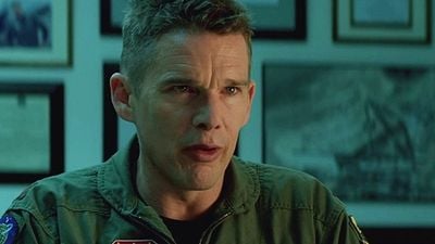 Imagem da notícia Ethan Hawke vive piloto de drones com dilemas morais no novo trailer de Good Kill