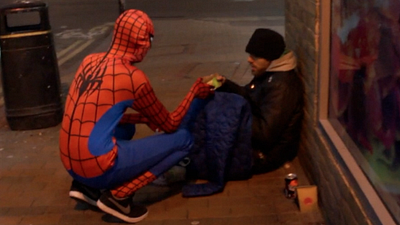 Imagem da notícia Super-herói na vida real: Rapaz se veste de Homem-Aranha e ajuda moradores de rua