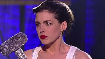 Imagem da notícia Anne Hathaway incorpora Miley Cyrus na música Wrecking Ball em divertida Batalha de Lip Sync