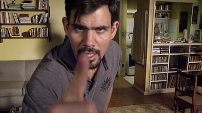 Imagem da notícia Exclusivo: Já faltou ao trabalho? O policial Juliano Cazarré, do novo filme de Daniel Filho, não