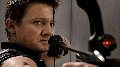 Imagem da notícia Jeremy Renner mostra novo logo de Capitão América: Guerra Civil