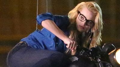 Imagem da notícia Margot Robbie dispensa dublê e aparece em moto no set de Esquadrão Suicida