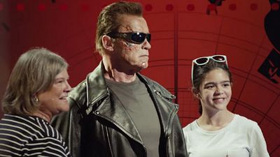 Imagem da notícia Arnold Schwarzenegger se disfarça de estátua de cera de Exterminador do Futuro em pegadinha