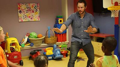 Imagem da notícia Chris Pratt recria cena de Jurassic World ao visitar hospital infantil