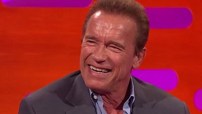 Imagem da notícia Emilia Clarke, Jake Gyllenhaal e Cara Delevingne imitam Arnold Schwarzenegger em programa de TV