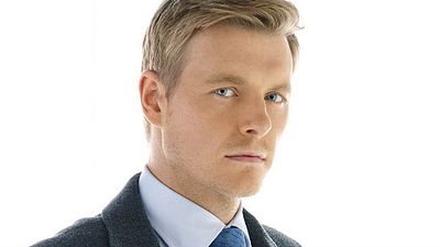 Imagem da notícia Quantico escala importante ator de The Flash como um analista gay do FBI