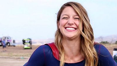 Imagem da notícia Supergirl: Vídeo revela a ansiedade de Melissa Benoist em viver a heroína no primeiro dia de filmagens