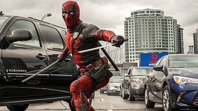Imagem da notícia Veja Ryan Reynolds como Wade Wilson apaixonado e Deadpool preparado para o ataque em imagens inéditas
