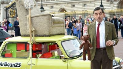 Mr. Bean completa 25 anos e Rowan Atkinson comemora passeando com seu famoso carro em Londres