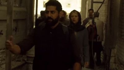 Imagem da notícia Homeland: Artistas contratados para fazer grafitagem escrevem 'Homeland é racista' e frase vai ao ar 