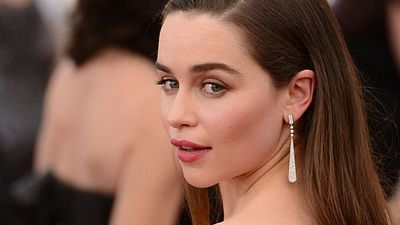 Imagem da notícia Emilia Clarke confirma que Game of Thrones vai até a oitava temporada e comenta teorias sobre Jon Snow