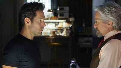 Imagem da notícia Cena deletada de Homem-Formiga mostra versão alternativa do primeiro encontro de Scott Lang e Hank Pym