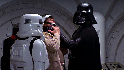 Imagem da notícia Homem vestido de Darth Vader tenta assaltar loja, mas acaba atingido por pote de molho