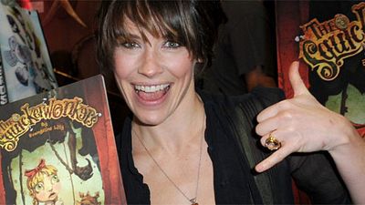 Imagem da notícia Comic Con Experience 2015: Super simpática, Evangeline Lilly lança livro infantil no Brasil