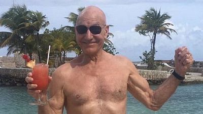 Imagem da notícia Patrick Stewart surpreende fãs ao comemorar indicação ao Globo de Ouro de maneira inusitada
