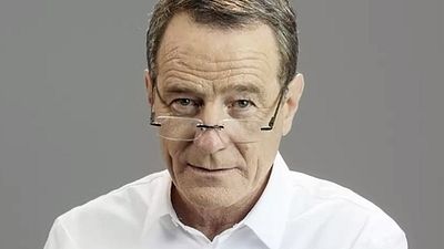 Imagem da notícia Bryan Cranston, Amy Schumer, Kristen Wiig, Seth Rogen e outros atores declamam "Hotline Bling", do Drake