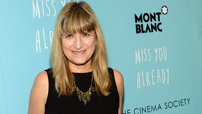 Imagem da notícia Entrevista exclusiva: "Queria manter o humor ao abordar a doença", diz Catherine Hardwicke sobre Já Estou com Saudades