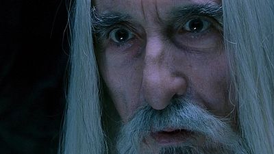 Imagem da notícia Peter Jackson revela que Christopher Lee se irritou ao saber que interpretaria Saruman e não Gandalf