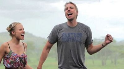 Imagem da notícia Kristen Bell e Dax Shepard “estrelam” videoclipe caseiro com hit da década de 1980