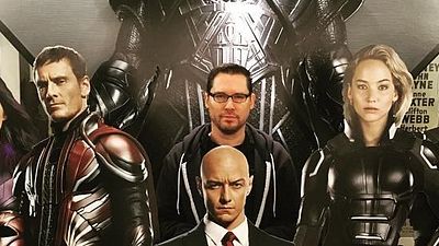 Imagem da notícia Bryan Singer posa com banner de X-Men: Apocalipse e lança pergunta do milhão