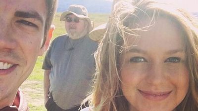 Imagem da notícia Confira a primeira foto dos bastidores do crossover entre The Flash e Supergirl