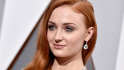 Sophie Turner revela spoiler de Game of Thrones sem querer no tapete vermelho do Oscar