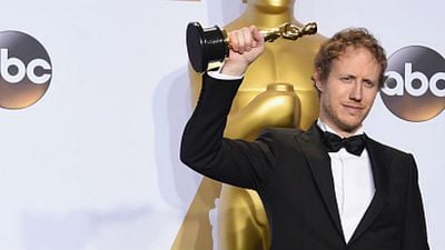 Imagem da notícia Notícia inusitada do dia: Diretor de Filho de Saul publica foto de seu Oscar passando pela segurança do aeroporto