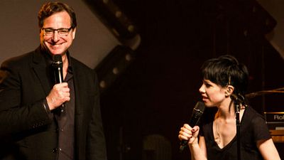 Imagem da notícia Fuller House: Bob Saget e Carly Rae Jepsen se reúnem para cantar a musica-tema de Três É Demais