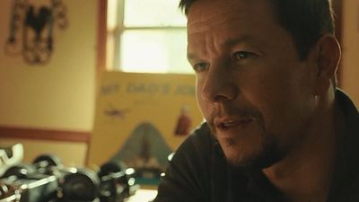 Imagem da notícia Personagem de Mark Wahlberg explica seu arriscado trabalho para a filha no teaser do drama Deepwater Horizon
